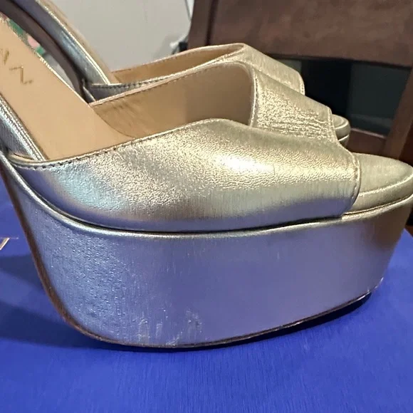 Stuart Weitzman Metallic Gold Heels - Picture 8 of 9